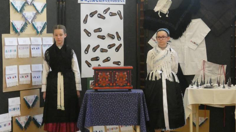 4.Schülerinnen mit der Truhe.JPG